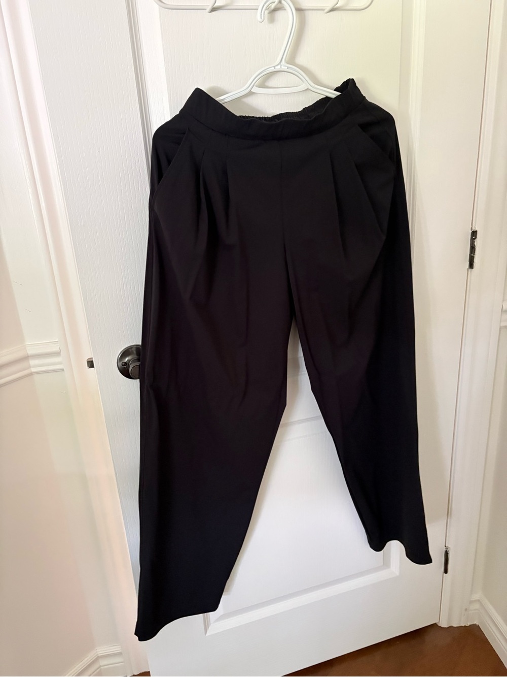 Uniqlo Black Wide-Leg Pleated Pants